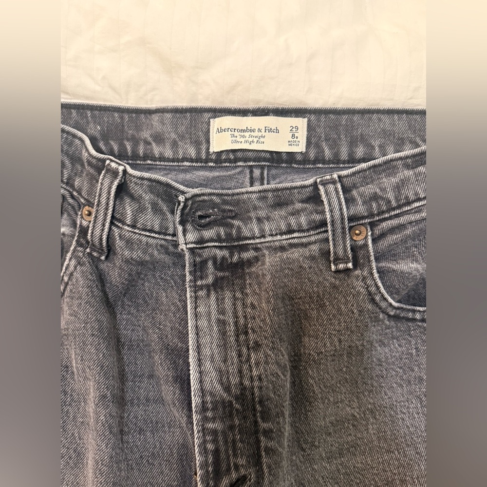 Abercrombie- 90s straight ultra high rise jean